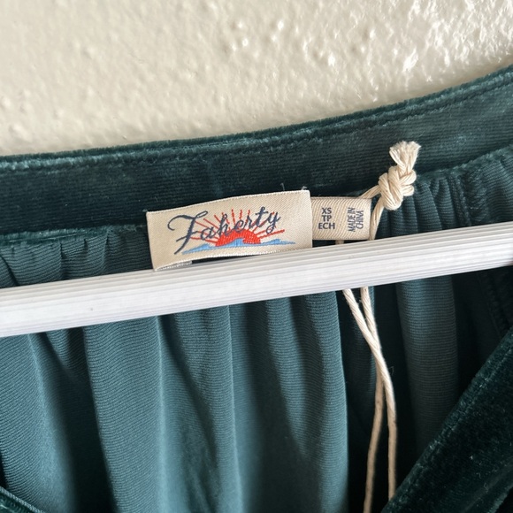 Faherty Green Silk Blend Velvet Top NWOT - Picture 3 of 5